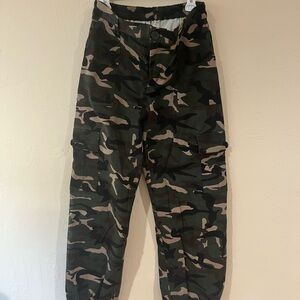 Women’s High Waisted Camouflage Cargo Pants, 15” Waist, Size M/L